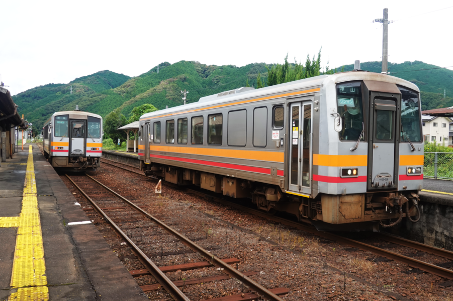 列車行き違い（久世駅）