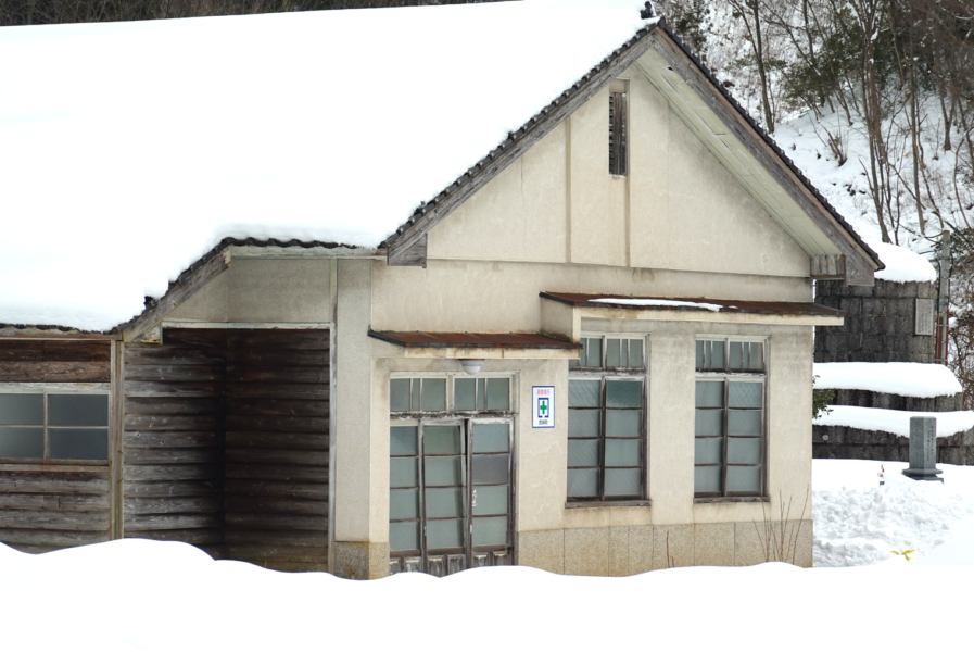 道後山駅前の建物